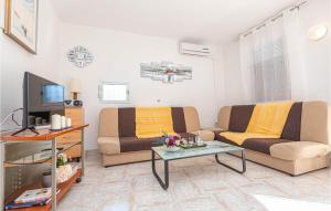 Posezení v ubytování 3 Bedroom Cozy Apartment In Brodarica