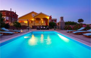 Basen w obiekcie Holiday Home Vrsi I lub w pobliżu
