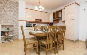kuchnia z drewnianym stołem jadalnym i krzesłami w obiekcie Holiday Home Vrsi I w mieście Vrsi