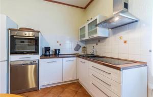 Kuchyňa alebo kuchynka v ubytovaní 1 Bedroom Cozy Apartment In Valtura