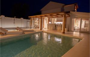 una piscina frente a una casa por la noche en Villa San Biagio Heart, en Poreč