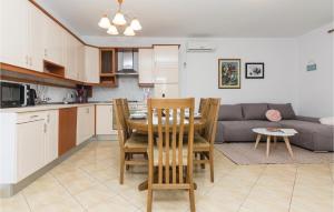 Kuchnia lub aneks kuchenny w obiekcie Holiday Home Vrsi I