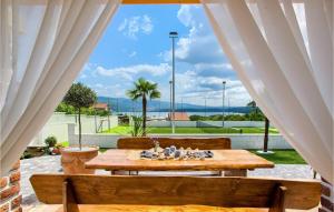 een eettafel met uitzicht op de oceaan bij Villa Mek in Zadar +45 foto's