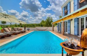 een zwembad in de achtertuin van een huis bij Villa Mek in Zadar