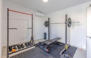 Fitness centrum a/nebo fitness zařízení v ubytování 3 Bedroom Beautiful Home In Glavani