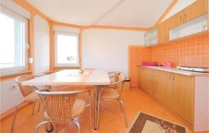 Kuchyň nebo kuchyňský kout v ubytování Holiday Home Kakma V