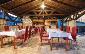 Restaurace v ubytování Holiday Home Kakma V