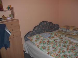 A bed or beds in a room at Babarczi Üdülőház