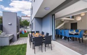 einen Essbereich im Freien mit einem Tisch und Stühlen in der Unterkunft Five-Bedroom Holiday Home In Kastel Kambelovac in Kaštela