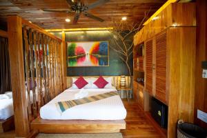 Postel nebo postele na pokoji v ubytování Andalay Beach Resort Koh Libong