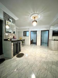 Una cocina o cocineta en بيت هادئ وفي جانب شاطئ
