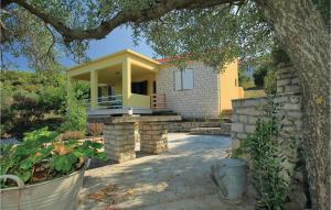 mały żółty dom z gankiem na dziedzińcu w obiekcie Amazing Home In Blato w mieście Blato +26 zdjęć