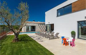 RapavelにあるVilla Ansiの木のあるパティオ(椅子、テーブル付) +51枚の写真