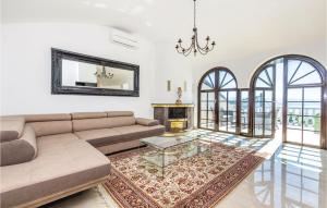 Posezení v ubytování 8 Bedroom Beautiful Home In Matulji