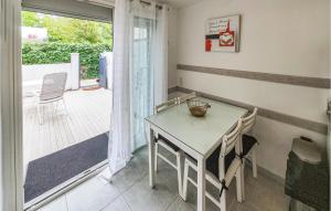 Un comedor con mesa y sillas en 2 Bedroom Awesome Home In Marseillan, en Marseillan