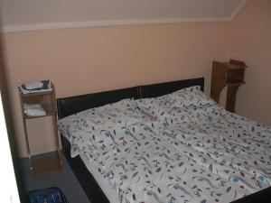 A bed or beds in a room at Babarczi Üdülőház