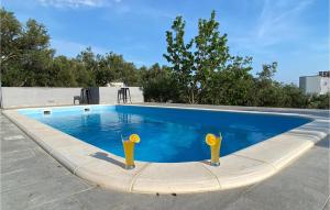 Bazén v ubytování Three-Bedroom Holiday Home In Kastel Stari nebo v jeho okolí