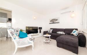 Posezení v ubytování Three-Bedroom Holiday Home In Kastel Stari