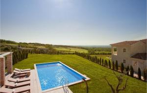 una piscina en un patio al lado de una casa en Villa Star, en Vranje Selo