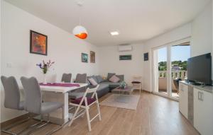 un soggiorno con un tavolo e un divano di Lovely Home In Maslinica With Wifi a Maslinica