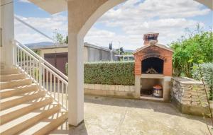 un patio avec un four à pizza en briques sur une maison dans l'établissement Nice Apartment In Racisce With Wifi, à Račišće 18 autres photos