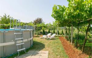 ogród z krzesłami, basenem i drzewami w obiekcie Apartment Labin Kapelica Iii w mieście Labin