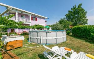 wanna z hydromasażem w ogrodzie domu w obiekcie Apartment Labin Kapelica Iii w mieście Labin