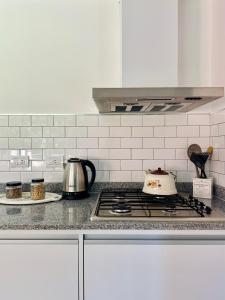 a kitchen counter with a stove top with a tea kettle at Los Narcisos in San Antonio de Areco