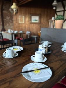 Příslušenství pro přípravu čaje a kávy v ubytování Hotel & Restaurant Gulfhof