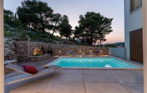 een zwembad in de achtertuin van een huis bij Villa Miramarina in Tribunj