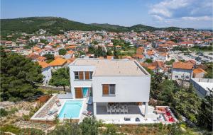 een luchtfoto van een groot wit huis bij Villa Miramarina in Tribunj