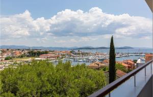 een uitzicht op een haven met boten in het water bij Villa Miramarina in Tribunj
