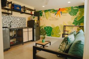a living room with a couch and a kitchen at Laguito Houstel Large in Cartagena de Indias