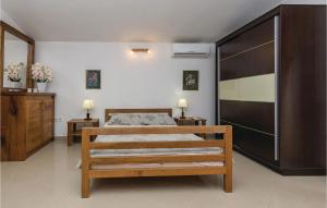 Postel nebo postele na pokoji v ubytování One-Bedroom Apartment In Vir