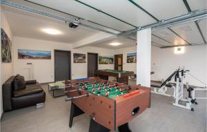 Herní místnost v ubytování Cozy Home In Ricice With Wifi