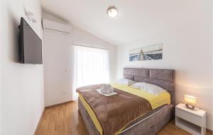 Posteľ alebo postele v izbe v ubytovaní Cozy Home In Kastel Luksic + 33 fotografií