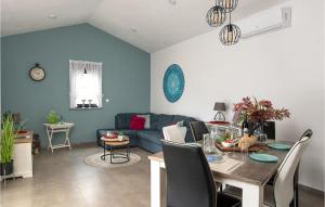 Χώρος καθιστικού στο 2 Bedroom Pet Friendly Home In Barban