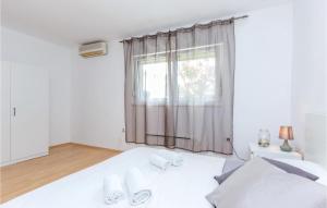 Postel nebo postele na pokoji v ubytování 2 Bedroom Cozy Apartment In Smrika