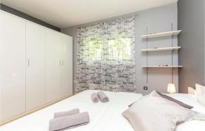 Postel nebo postele na pokoji v ubytování 2 Bedroom Cozy Apartment In Smrika