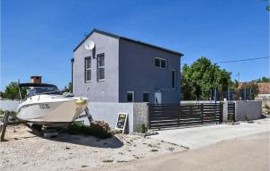 比奥格勒·纳·莫鲁Cozy Home In Biograd Na Moru With Sauna的船停在房子前面
