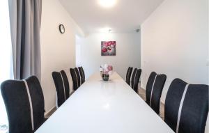 比奥格勒·纳·莫鲁Cozy Home In Biograd Na Moru With Sauna的一间有白色桌子和椅子的会议室