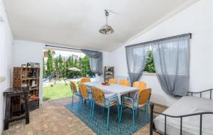 Posezení v ubytování Four-Bedroom Holiday Home In Vodnjan