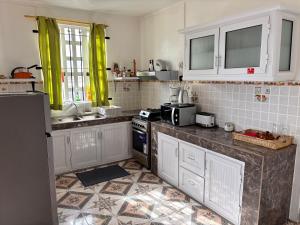 Кухня или мини-кухня в Villa de la Playa
