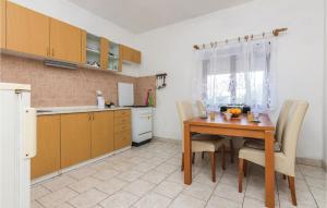 Kuchyň nebo kuchyňský kout v ubytování Three-Bedroom Holiday Home In Sikovo