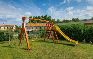 - une aire de jeux avec toboggan dans la pelouse dans l'établissement Villa Fritula, à Vižinada