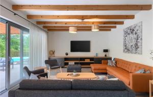 un salon avec un canapé et une télévision dans l'établissement Villa Fritula, à Vižinada