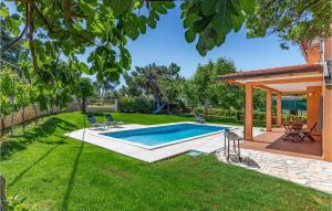 Bazén v ubytování Two-Bedroom Holiday Home In Banjole nebo v jeho okolí