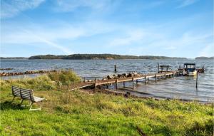 eine Bank auf dem Rasen neben einem Dock in der Unterkunft Cozy Home In Fredericia With Wifi in Fredericia + 28 Fotos