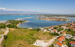 eine Luftansicht einer Bucht mit Booten im Wasser in der Unterkunft Villa Luka Nin in Nin