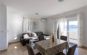 Posezení v ubytování One-Bedroom Apartment Klek With Sea View 07 + 12 fotografií